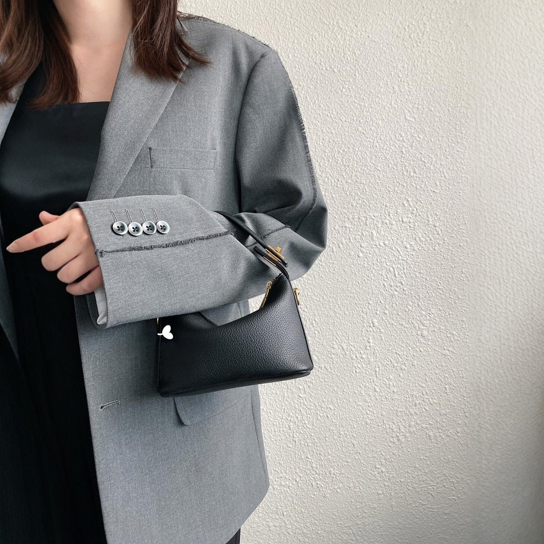 New women's niche design lunch box simple handbag small square bag retro texture cloud bag solid color versatile commuting bag casual shoulder cr
