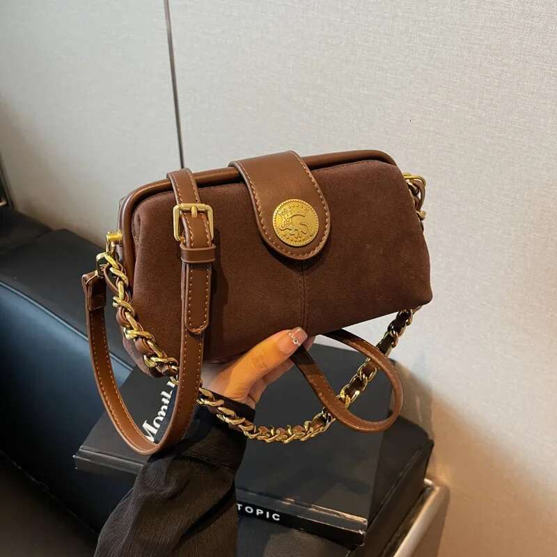 New Launch In 2025: Women's Retro Style Messenger Bag. Premium Niche Design, Matte Finish, Chain - Clip Small Square