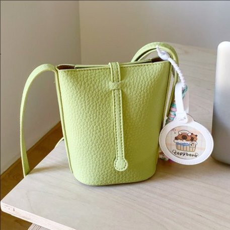 2025 new Korean version solid color bucket for women, fashionable, simple commuting shoulder bag, stylish and versatile crossbody bag