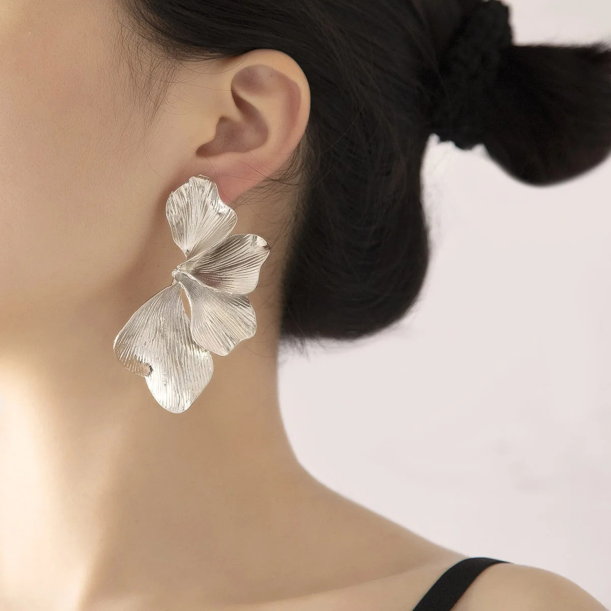 Elegant ginkgo leaf earrings for women simple petals wearing exaggerated women jewelry party gifts 250515