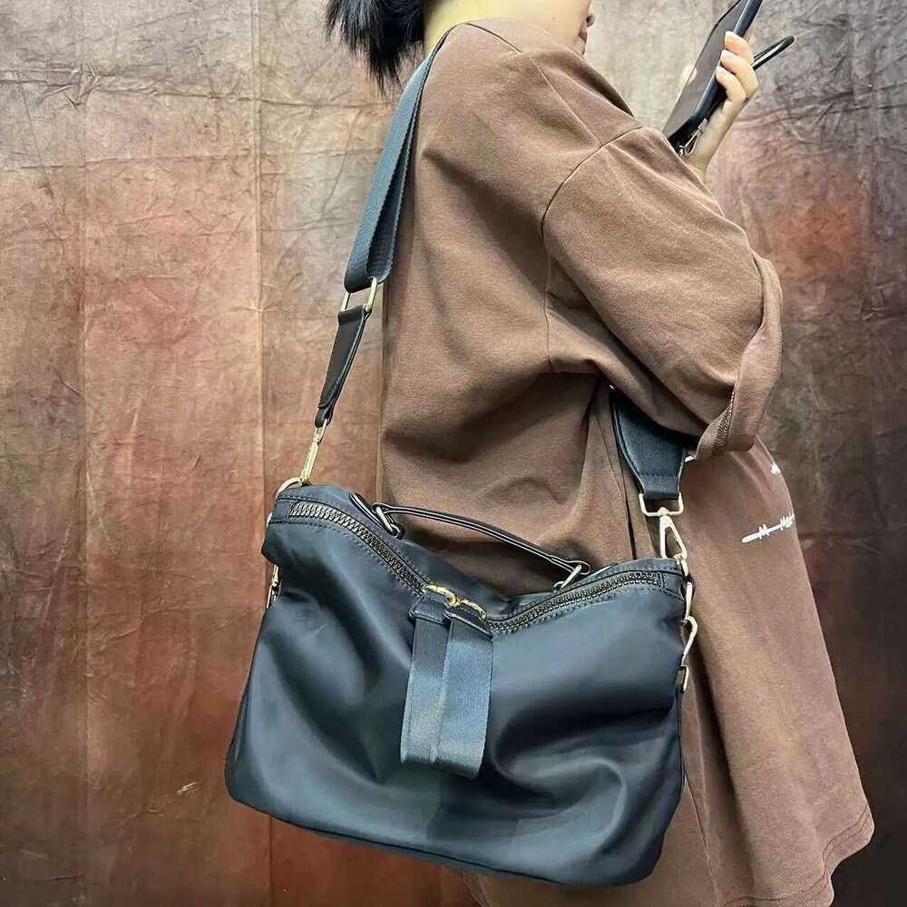 Women's Stylish Lightweight Handbag Daily Use Multifunctional Large Capacity Shoulder Messenger Bag