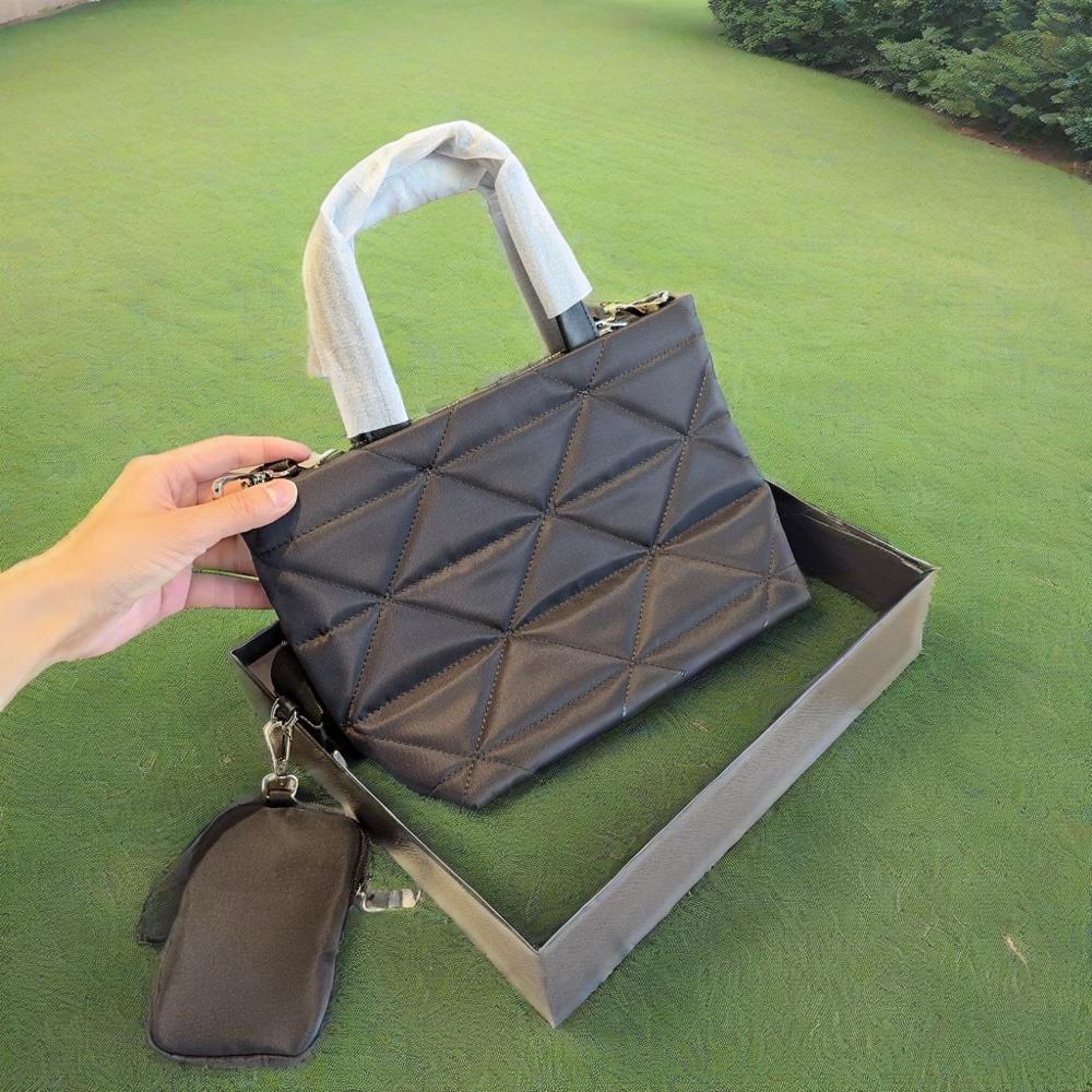 New temperament diamond shaped tote bag with one shoulder and diagonal cross, high-end commuting fashion versatile and sweet women's small square