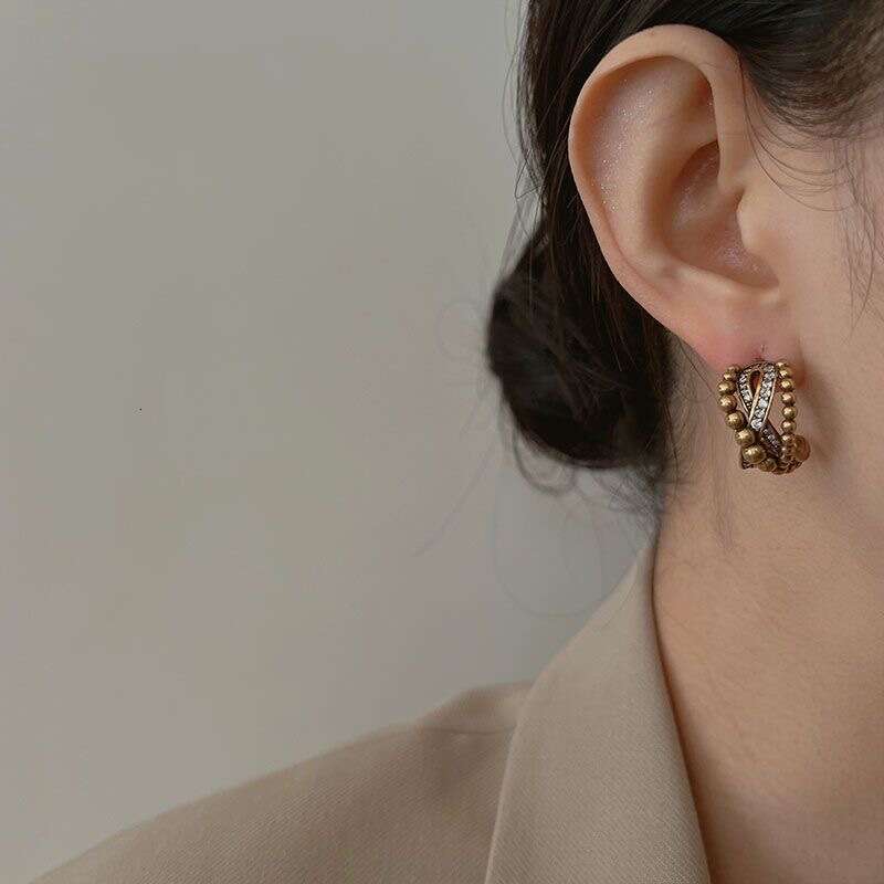 New with a personalized, luxurious, high-end feel. Women's fashionable temperament, versatile and atmospheric earrings