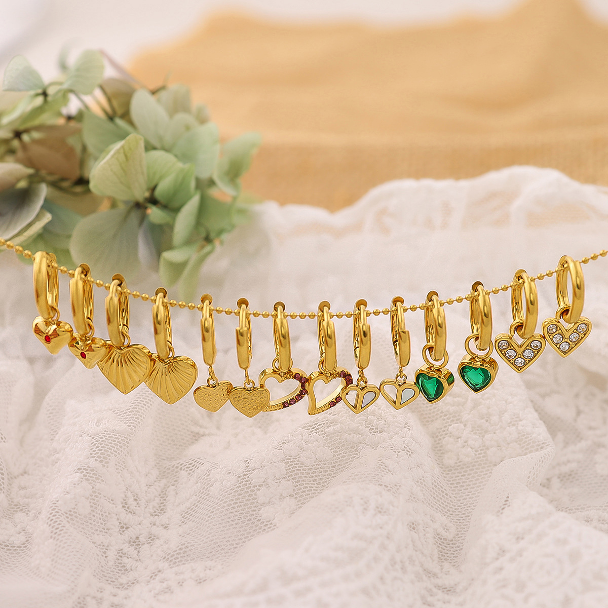 Chic Feminine Accessory: Vintage-Inspired Yellow-Golden Hearts Adorned by Brilliance