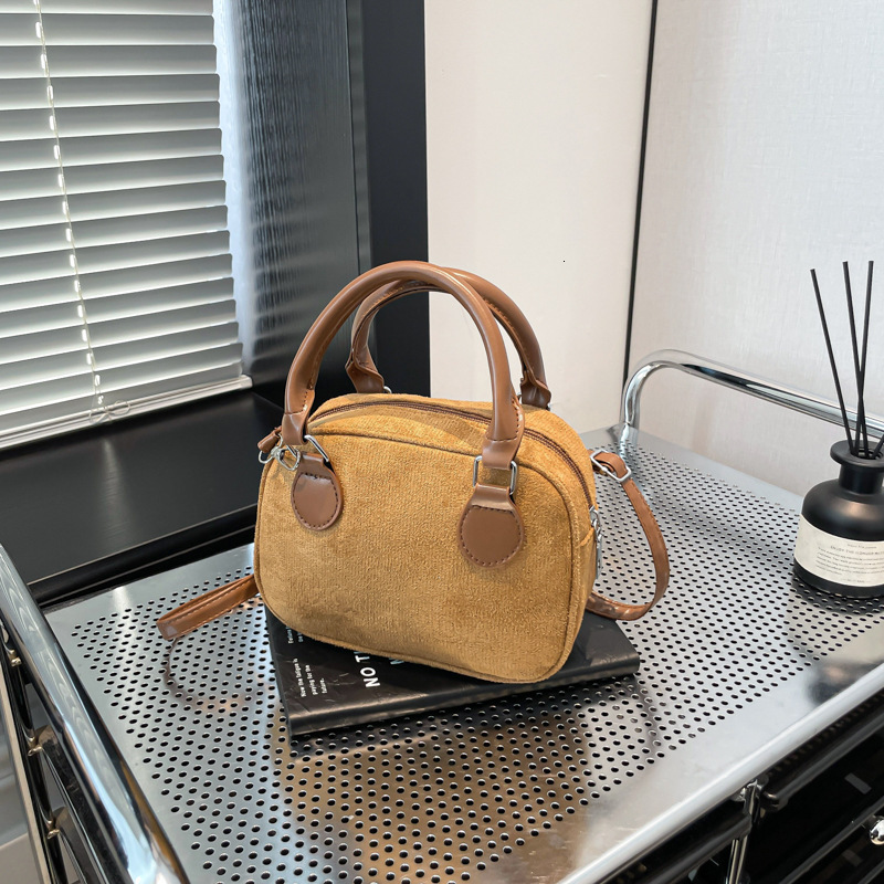 Free Delivery Designer Bag This Year's Popular Hand 2025 Winter New Item Niche Design Versatile Ins Shoulder Crossbody Pillow For Women Luxury Ba