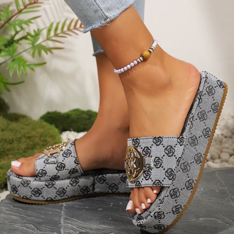 Free shipping 2025 new designer Slippers womans platform Slipper casual sliders woman fashion metal buckle sandals summer beach outdoor shoes
