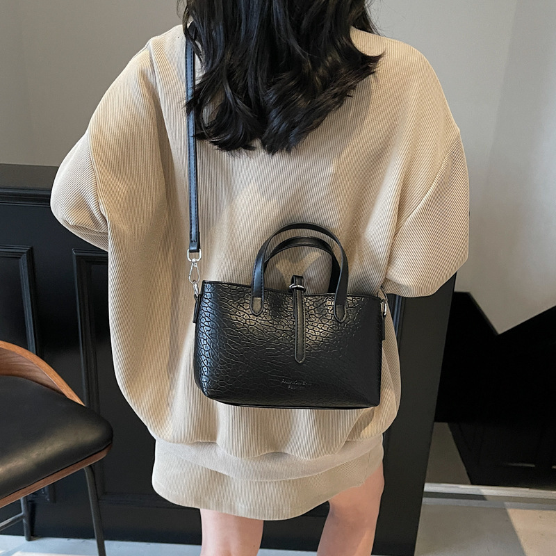 2025 new high-end lychee patterned large capacity handbag for women, cute and fashionable commuting shoulder bag