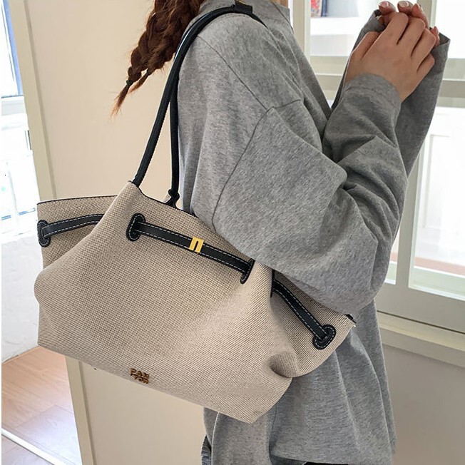 High end pleated hand-held vegetable basket for women 2025 new versatile color blocking large capacity single shoulder armpit bag