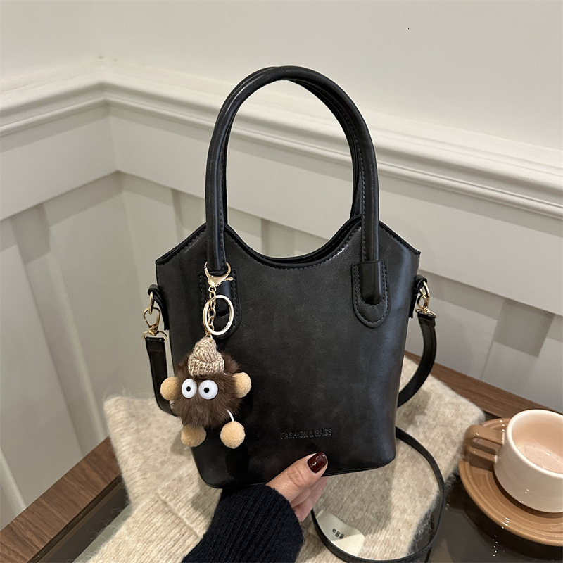 Free Delivery Designer Bag This Year's Popular Are Versatile For Women In Autumn And Winter 2025 New Crossbody With High End Feel Hand Held Bucke