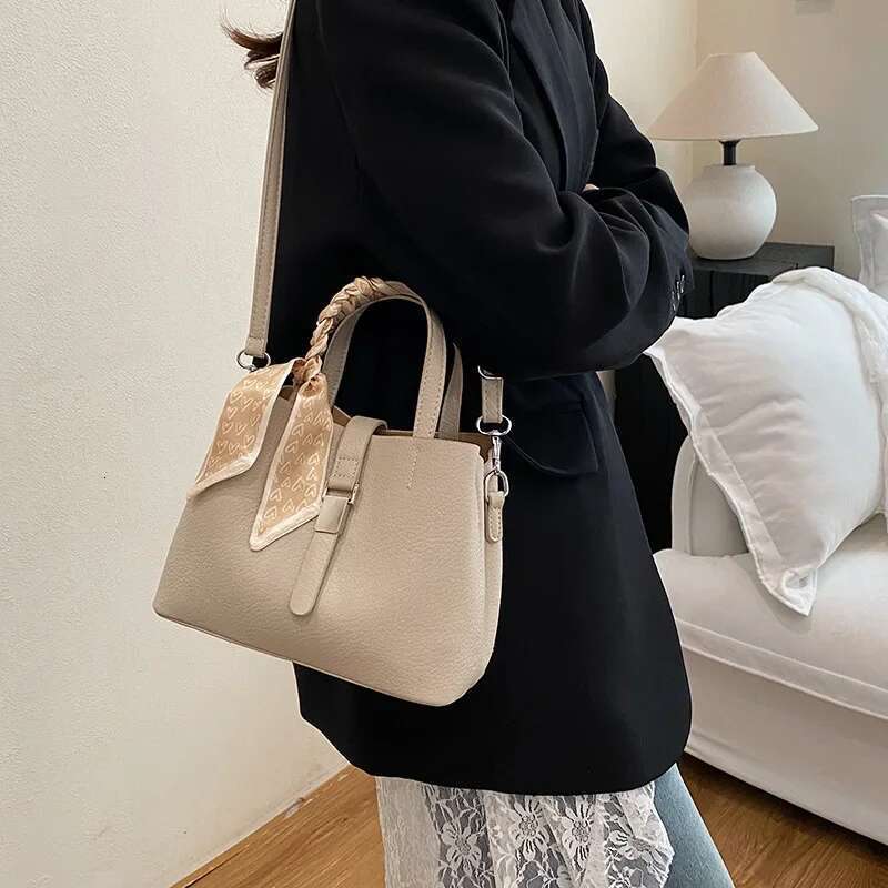 New In 2025 Women's Fashionable Bucket Bag - Niche Texture, Bow Design, Lychee Pattern, Shoulder Messenger Style, Portable