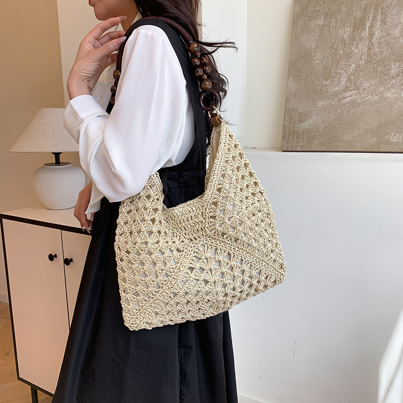 Hollow out fashionable casual grass armpit women 2025 summer new large capacity woven shoulder bag for work and commuting