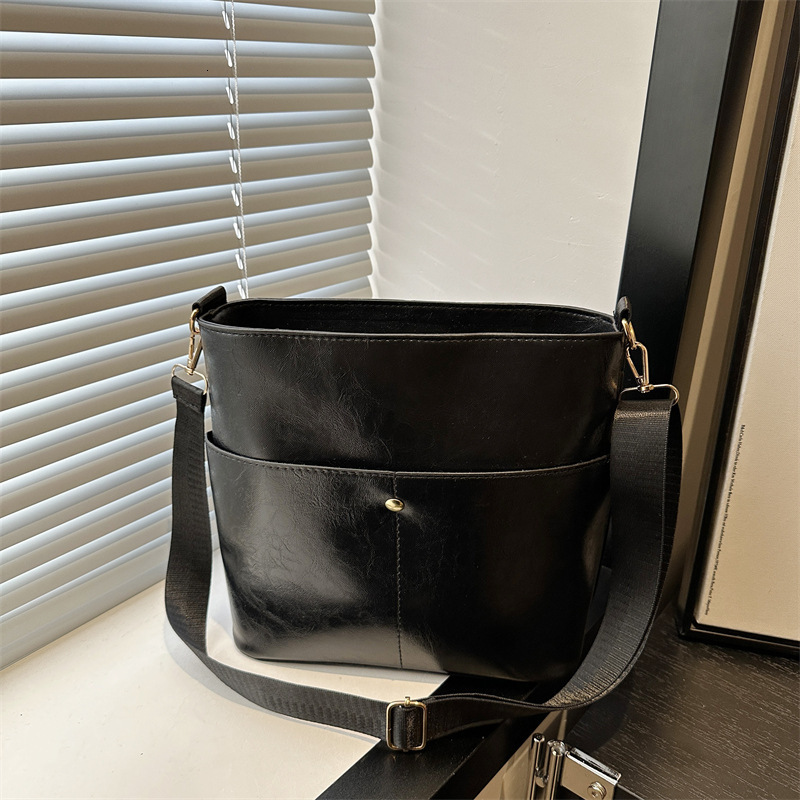 2025 Spring Trendy Internet Celebrity New Single New Free Delivery Designer Bag Shoulder Luxury Bag Female Korean Edition Commuter Large Capacity Stud