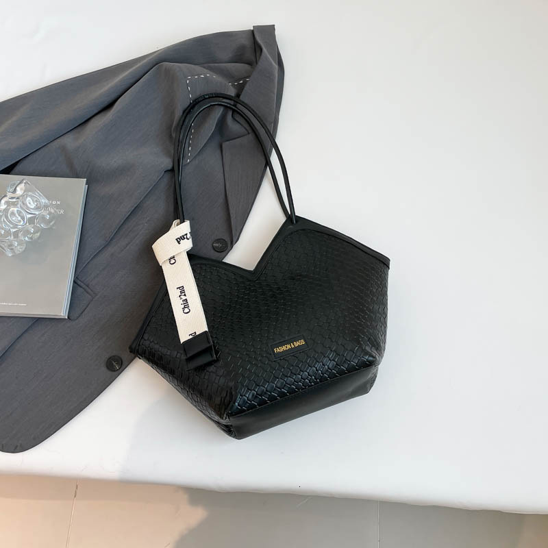 2025 Spring New Free Delivery Designer Bag Trendy Shoulder Bag With High Quality Large Luxury Bag Capacity Versatile For Women New Small And Unique To