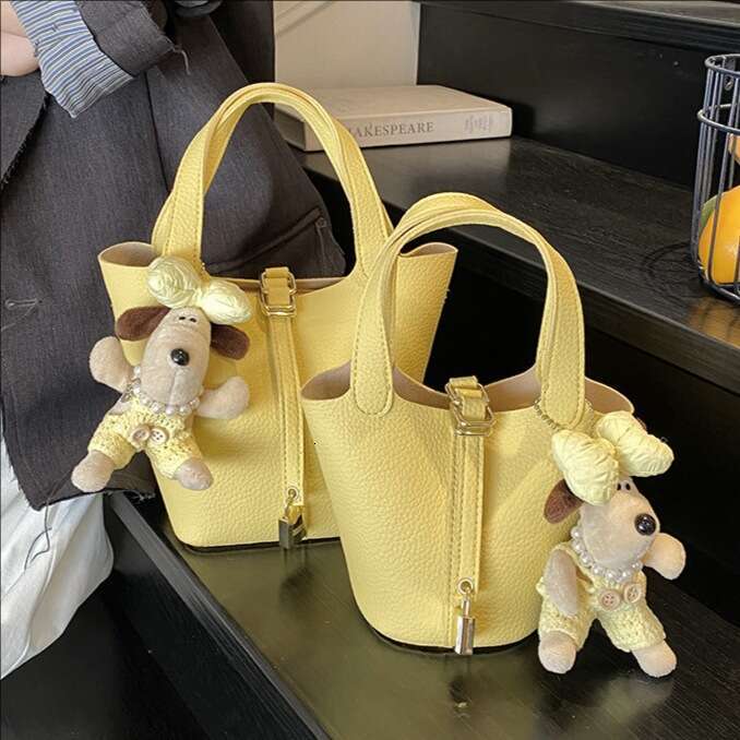Fashionable Western vegetable basket water bucket for women 2025 solid color lychee pattern niche single shoulder crossbody bag new style temperament 