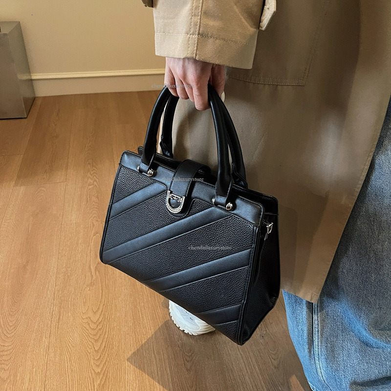 2025 Free Shipping Designer Bag Large Capacity Women's Diagonal Splicing Versatile Handheld Fashion High End Commuter Crossbody Bag Casual Trendy