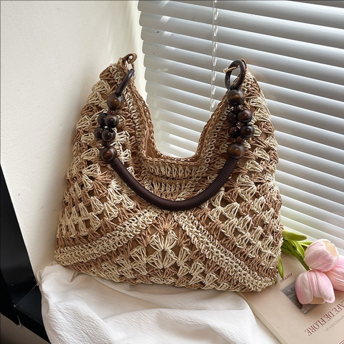 Hollow out fashionable casual grass armpit women 2025 summer new large capacity woven shoulder bag for work and commuting