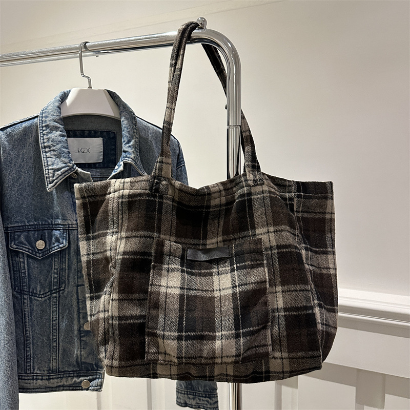 Free Delivery Designer Bag 2025 Winter New Personalized Plaid Casual Commuting Shoulder With Fashionable And Niche Design Underarm Tote Luxury Bag