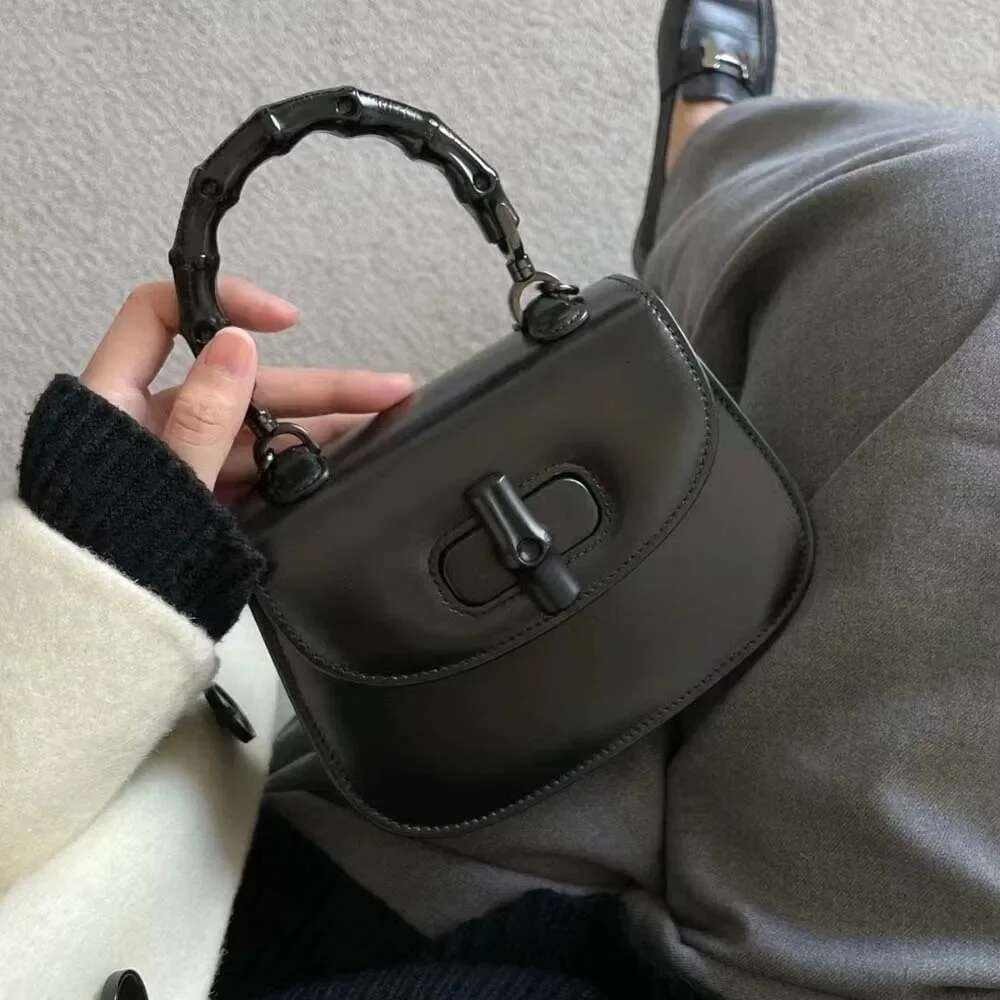 2023 High-End Fashionable Vintage Cow Leather Crossbody Simple Large Air Handbag Women's Shoulder Bamboo Saddle Bag
