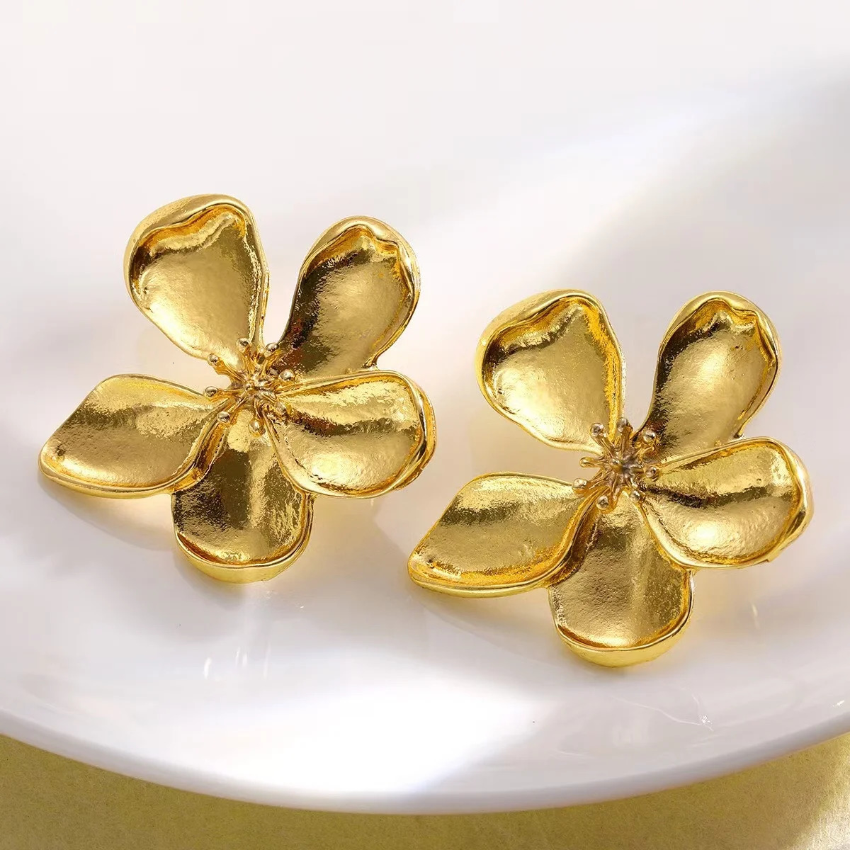 With Exaggerated Metallic Texture And Light Three-Dimensional Flower Earrings From Europe And America 250515