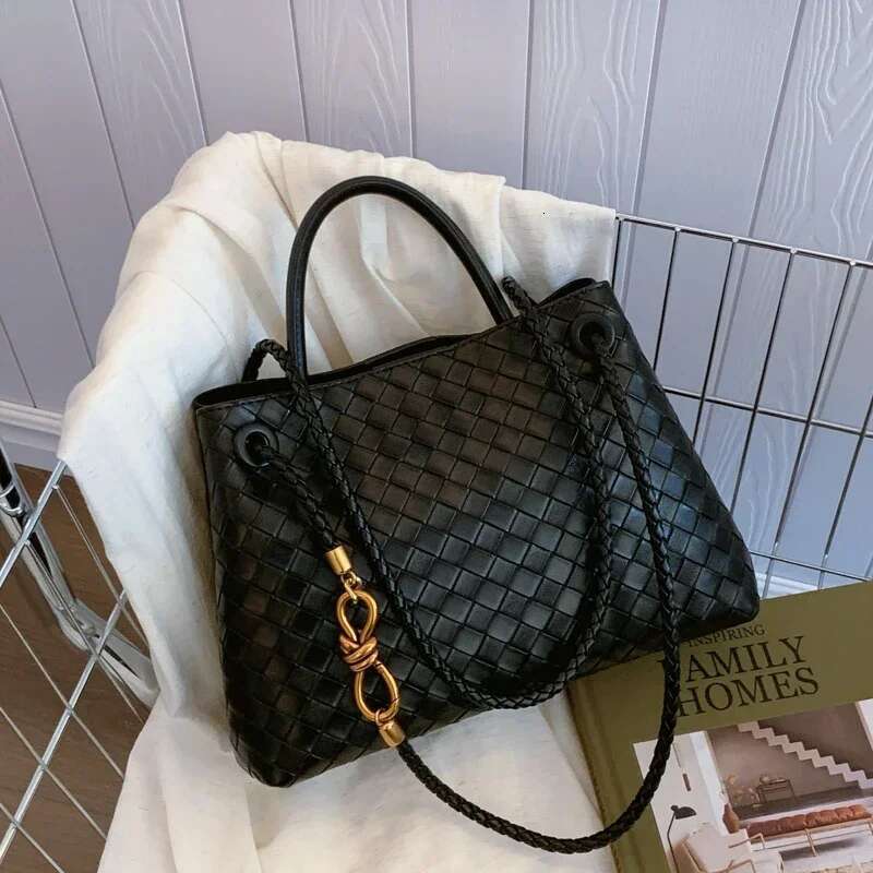 Women's 2025 Handbag: Solid Color, Plaid Texture, Generous Capacity - Ideal Shoulder Bag for Daily Commutes and Travels