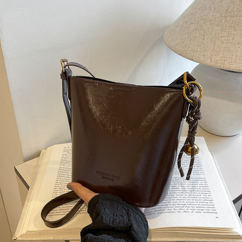 Free Delivery Designer Bag Fashionable Solid Color Glossy Water Bucket For Women 2025 Autumn Winter New Style Simple And Casual High End Single Should