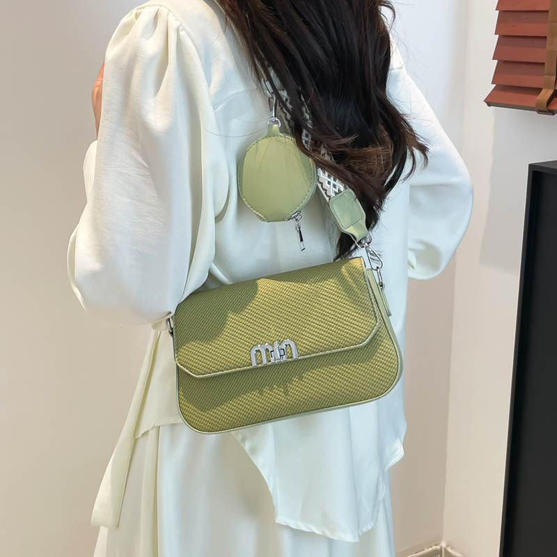 2025 new fashionable Korean niche small square with feminine temperament, versatile, simple, wide strap, single shoulder crossbody bag
