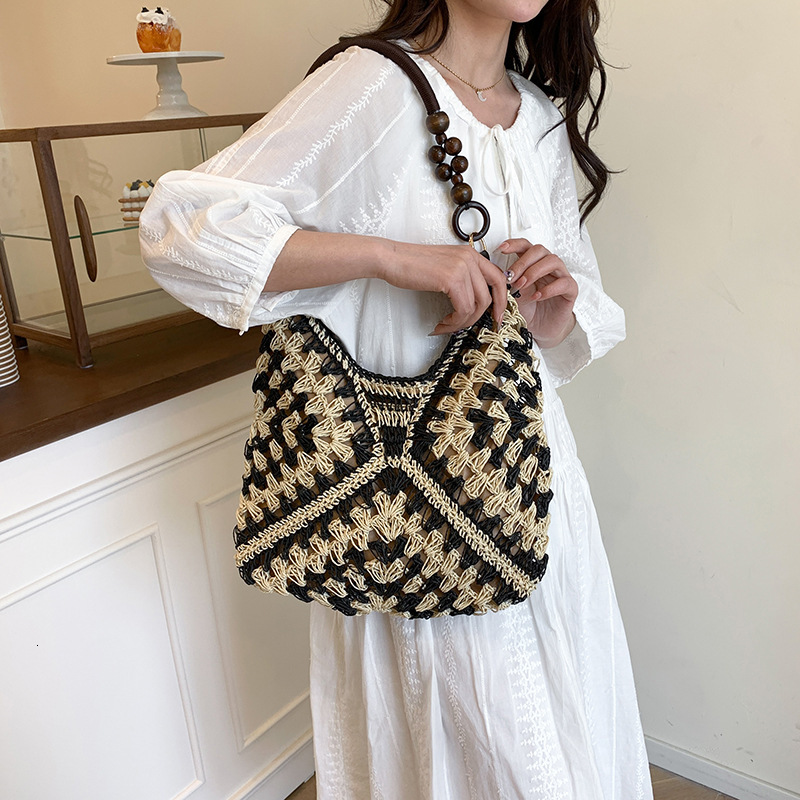 Hollow out fashionable casual grass armpit women 2025 summer new large capacity woven shoulder bag for work and commuting