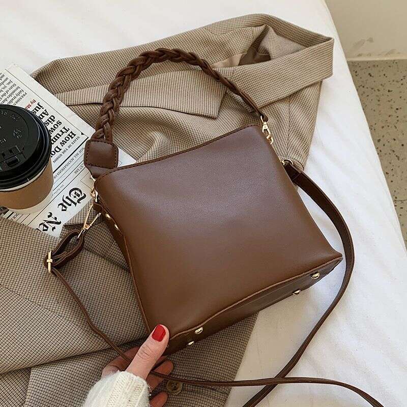 Internet celebrity small women's 2025 new trendy and fashionable versatile single shoulder crossbody armpit bucket bag