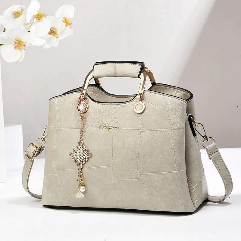 Commuting Temperament Atmospheric Middle-Aged Mother Women's Handbag Large Capacity Fashion Messenger Bag
