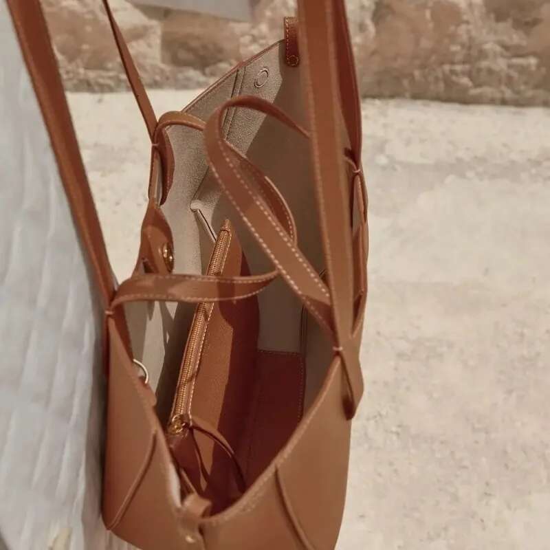 Tote tote bag, large capacity, commuting, high-end feel, delicate armpit, hand-held, cowhide