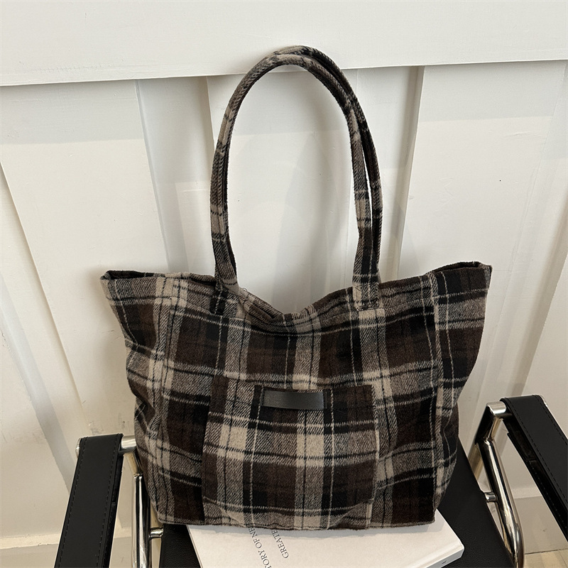 Free Delivery Designer Bag 2025 Winter New Personalized Plaid Casual Commuting Shoulder With Fashionable And Niche Design Underarm Tote Luxury Bag
