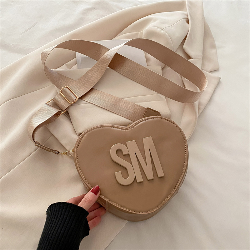 2025 Spring/summer New Fashionable Western Heart Shaped Simple Trendy New Free Delivery Designer Bag Shoulder Casual Sweet Personalized Luxury Bag Cro