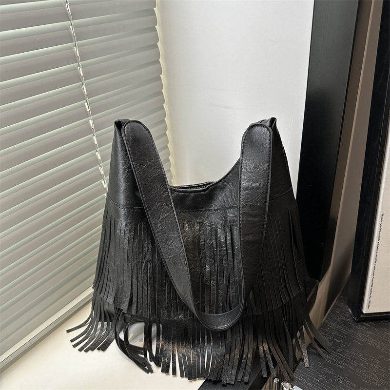 Women's 2025 Spring New Fashionable New Free Delivery Designer Bag Tassel Shoulder Large Capacity Luxury Bag Underarm Tote Bag