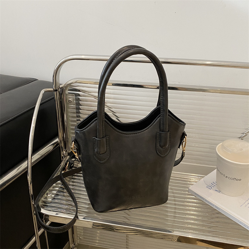 Free Delivery Designer Bag This Year's Popular Are Versatile For Women In Autumn And Winter 2025 New Crossbody With High End Feel Hand Held Bucke