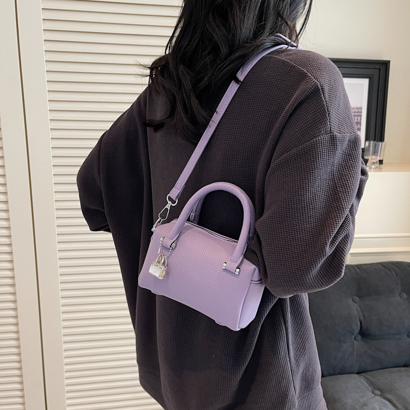 Advanced Western style Light Luxury Handheld Pillow for Women 2025 New Fashionable and Versatile Exquisite Super Hot Single Shoulder Crossbody Bag