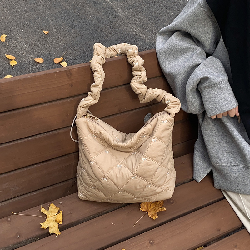 Free Delivery Designer Bag College Student Commuting Tote New 2025 Winter Women Ins Pleated Shoulder Crossbody For Women Luxury Bag
