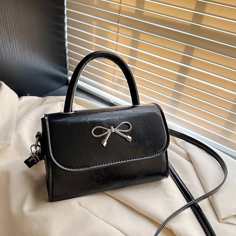 Free Delivery Designer Bag 2025 New Butterfly Bow Niche High End Western Style Simple High Aesthetic Single Shoulder Crossbody Temperament Small Squar