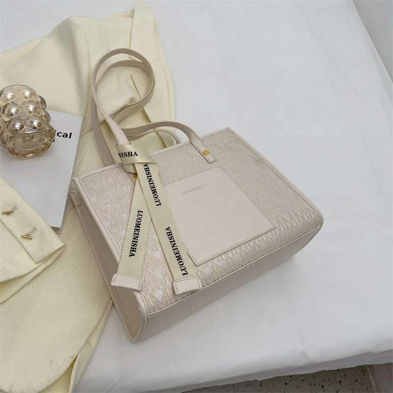 2025 Spring Summer New Women's Niche Texture Commuter Underarm Tote Bag. Large Capacity, Simple & Fashionable Shoulder Style