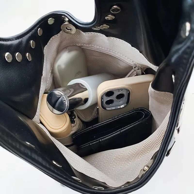 Studded Shoulder Bag Women 2025 Trend Fashion Chic Designer Handbag New In High Quality Exquisite Novelty Female Bags