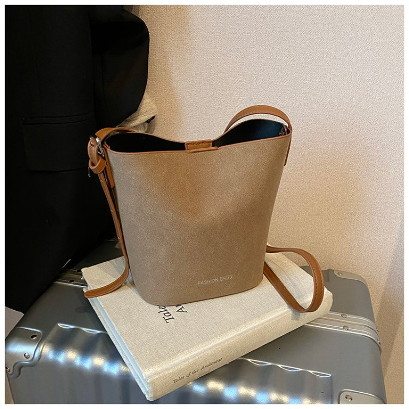 High Quality Brand High-quality New Model Free Delivery Designer Bag PU2025 Spring Stitching Niche Shoulder Bag
