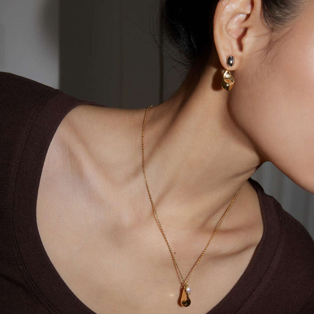Lazy style in early summer, paired with French commuting color blocked water droplet earrings, niche design earrings