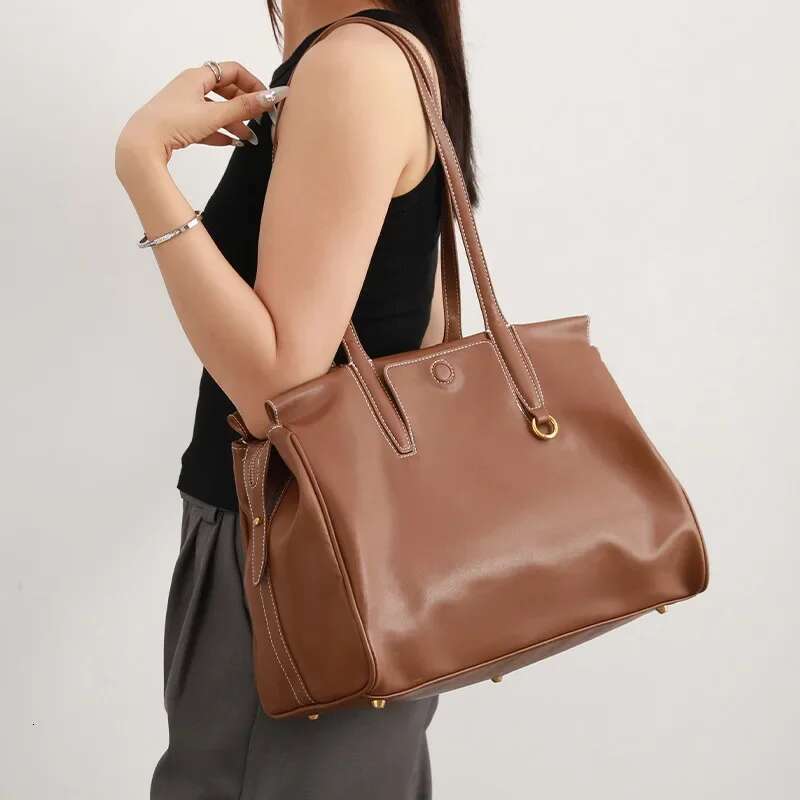 Women's Vintage Large Capacity Leather Travel Commuter Business Single Shoulder Celebrity Style Hand Feel Bag