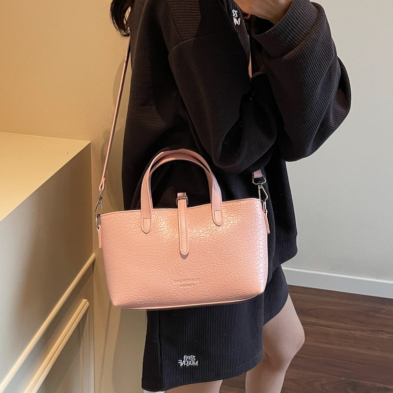 2025 new high-end lychee patterned large capacity handbag for women, cute and fashionable commuting shoulder bag