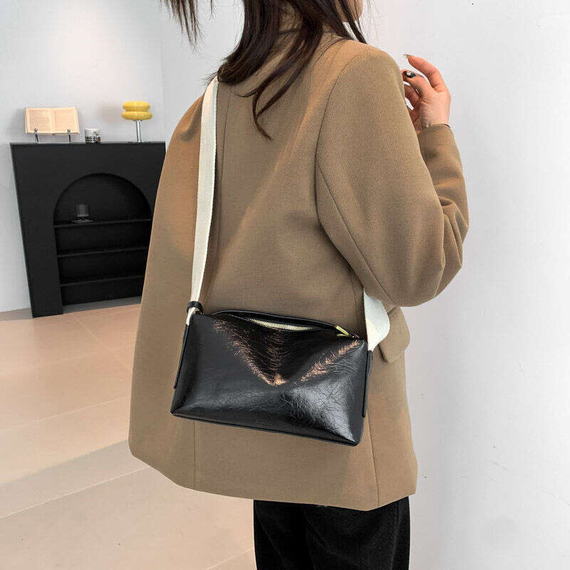 Niche texture premium 2025 large capacity commuting new style armpit fashionable broadband versatile shoulder bag