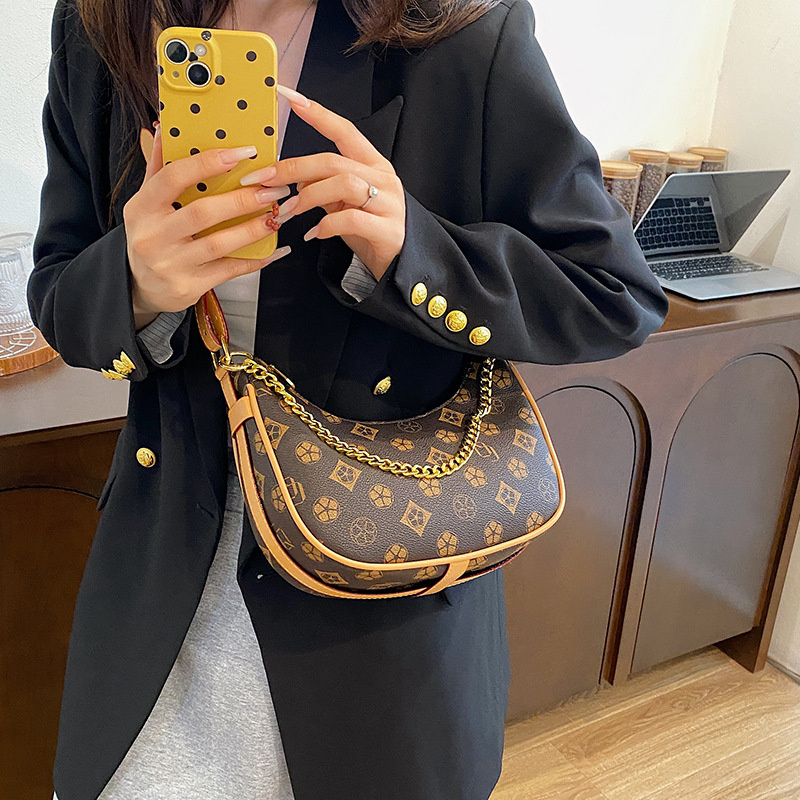 Free shipping 2025 new designer bag fashionable commuting tote bag premium texture printed single shoulder diagonal cross armpit bag