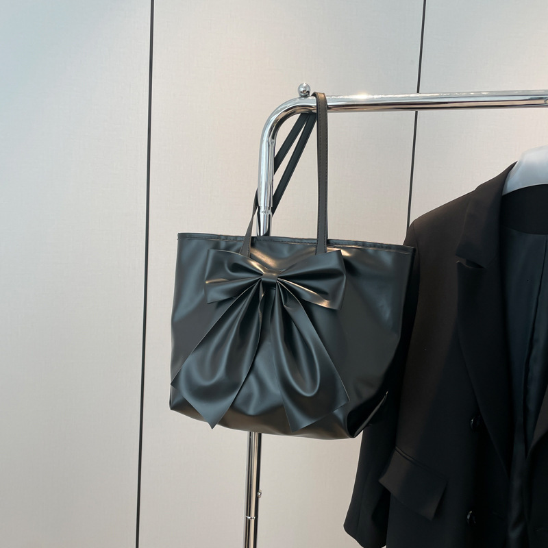 Bow Shaped Large Capacity Tote Luxury Bag New Free Delivery Designer Bag Bag For Women New Niche Highend Soft Face Commuting Handbag Shoulder Bag Crea