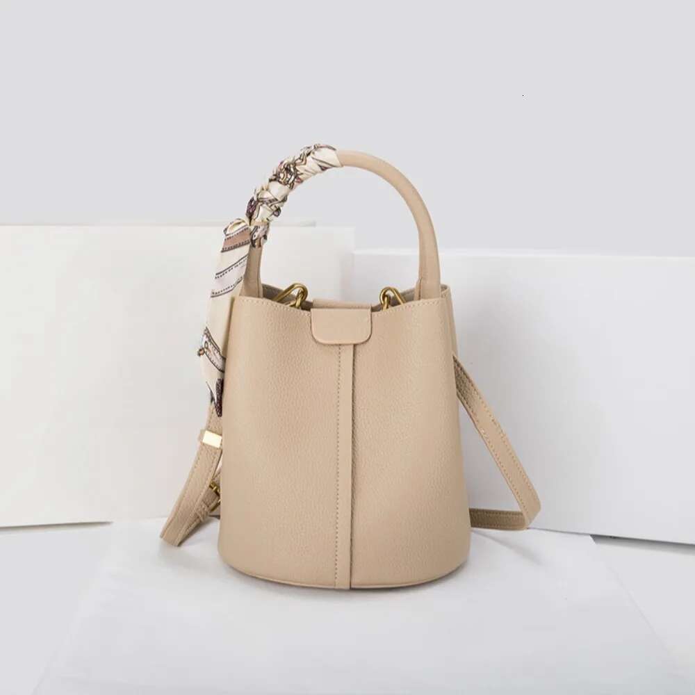 New Versatile Dermis Magnetic Exposure Bucket Simple Casual All-Match Advanced Shoulder Bag Large Capacity Silk Scarf Messenger