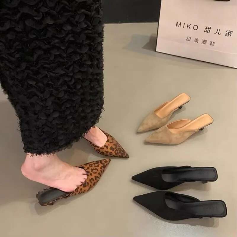 2025 Designer Pointed Toe Women Mules Slippers Fashion Shallow Slip On Casual Low Heel Ladies Slides Shoes