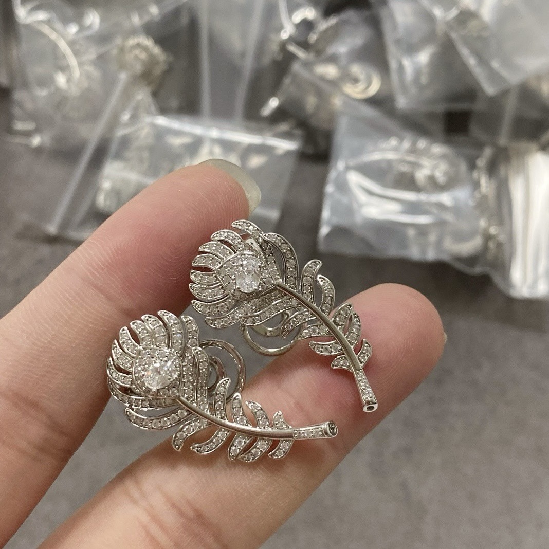 V gold plated Mi gold light luxury temperament socialite style hand set high carbon diamond sparkling feather earrings