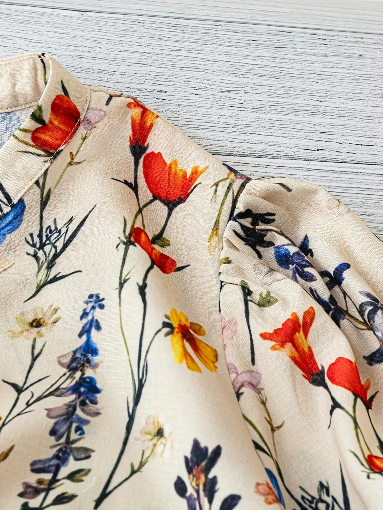 Summer Womens Printed V Neck Puff Sleeve Casual Shirt Exquisite and Elegant Fashionable Print Suitable for Everyday Wear 250515